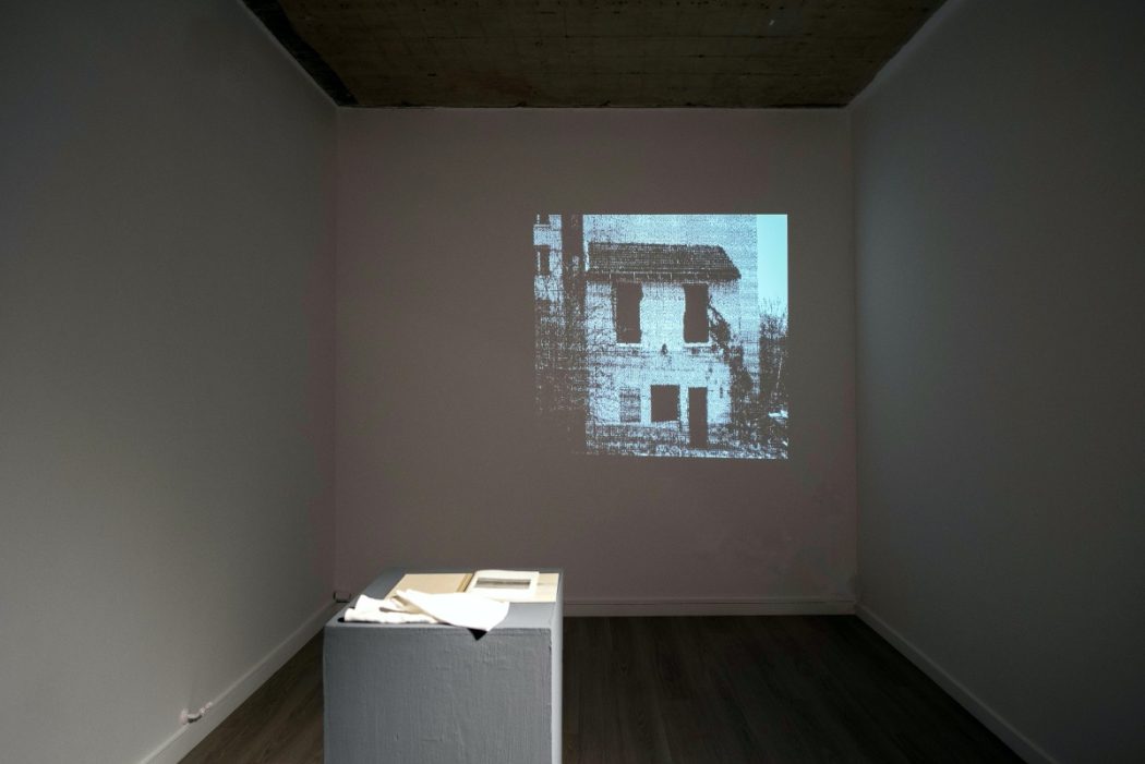 Imagine din expoziție, Alexandra Mereuți și Sebastian Danciu, Pământul de sub picioarele noastre / Le sol au-dessous de nos pieds / The ground beneath our feet, 2021. Credit foto: Robert Floria
